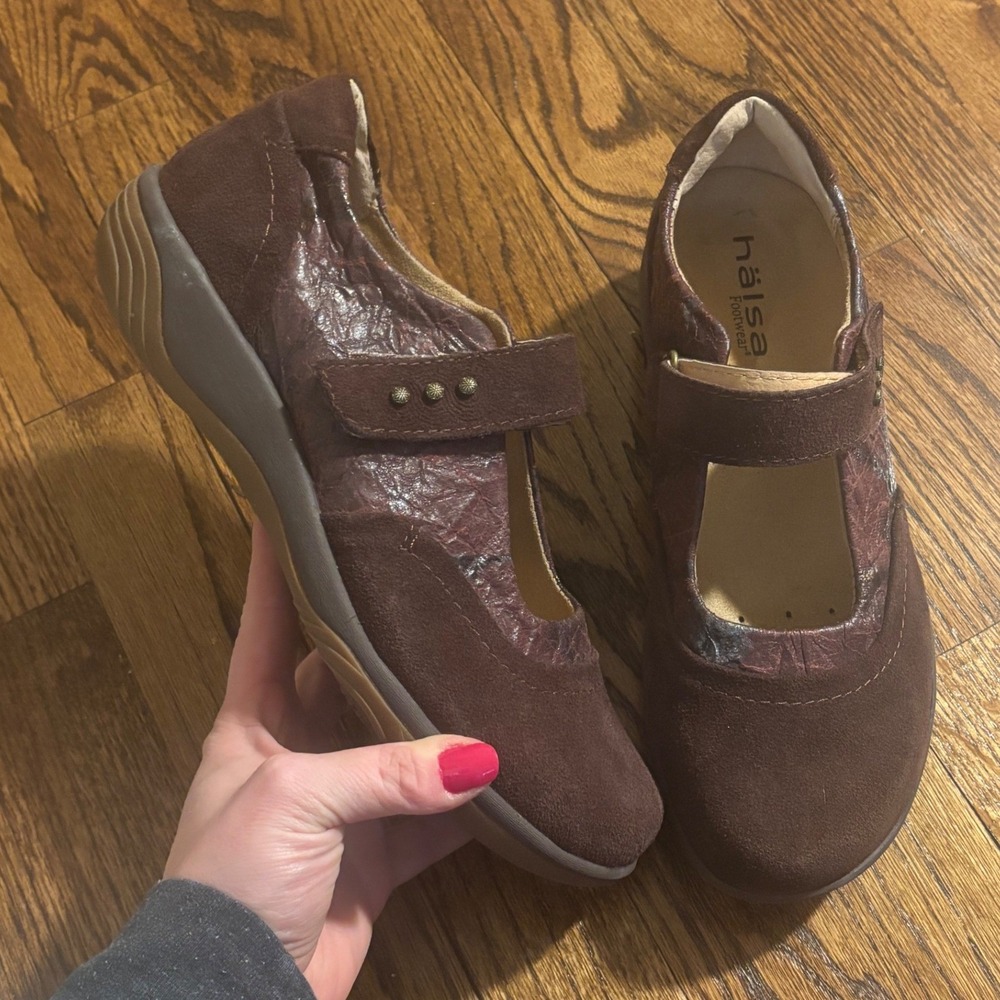 Halsa | Aloe Mary Jane Dark‎ Brown Suede with Foliage Sz 8